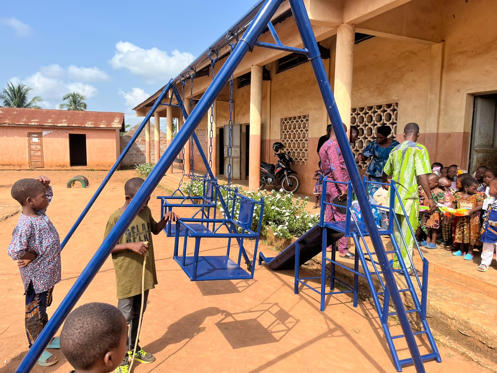 Don de matériel éducatif et de jeux à l’école maternelle d’Azohoué-Cada
